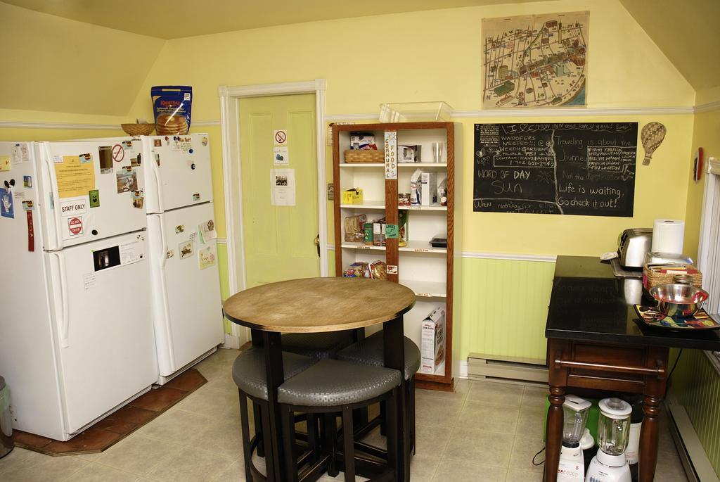 Auberge C'Mon Inn Hostel Moncton Phòng bức ảnh
